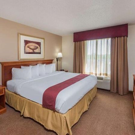 Seasons Inn & Suites Highland Екстер'єр фото