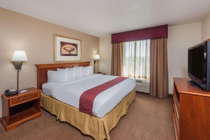 Seasons Inn & Suites Highland Екстер'єр фото