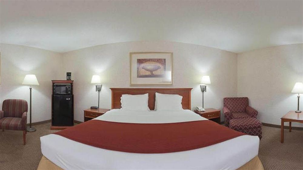 Seasons Inn & Suites Highland Екстер'єр фото